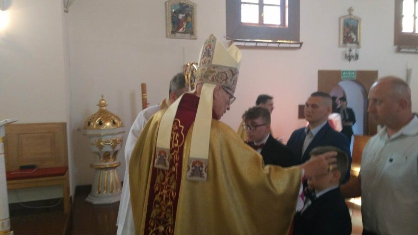 Bierzmowanie 66 osób w parafii św. Wojciecha w Sieradzu-Męce
