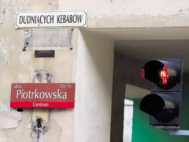 Na skrzyżowaniu ulic Zielonej i Piotrkowskiej, obok budek z arabskim jedzeniem, pojawiła się tablica "Dudniących kebabów".