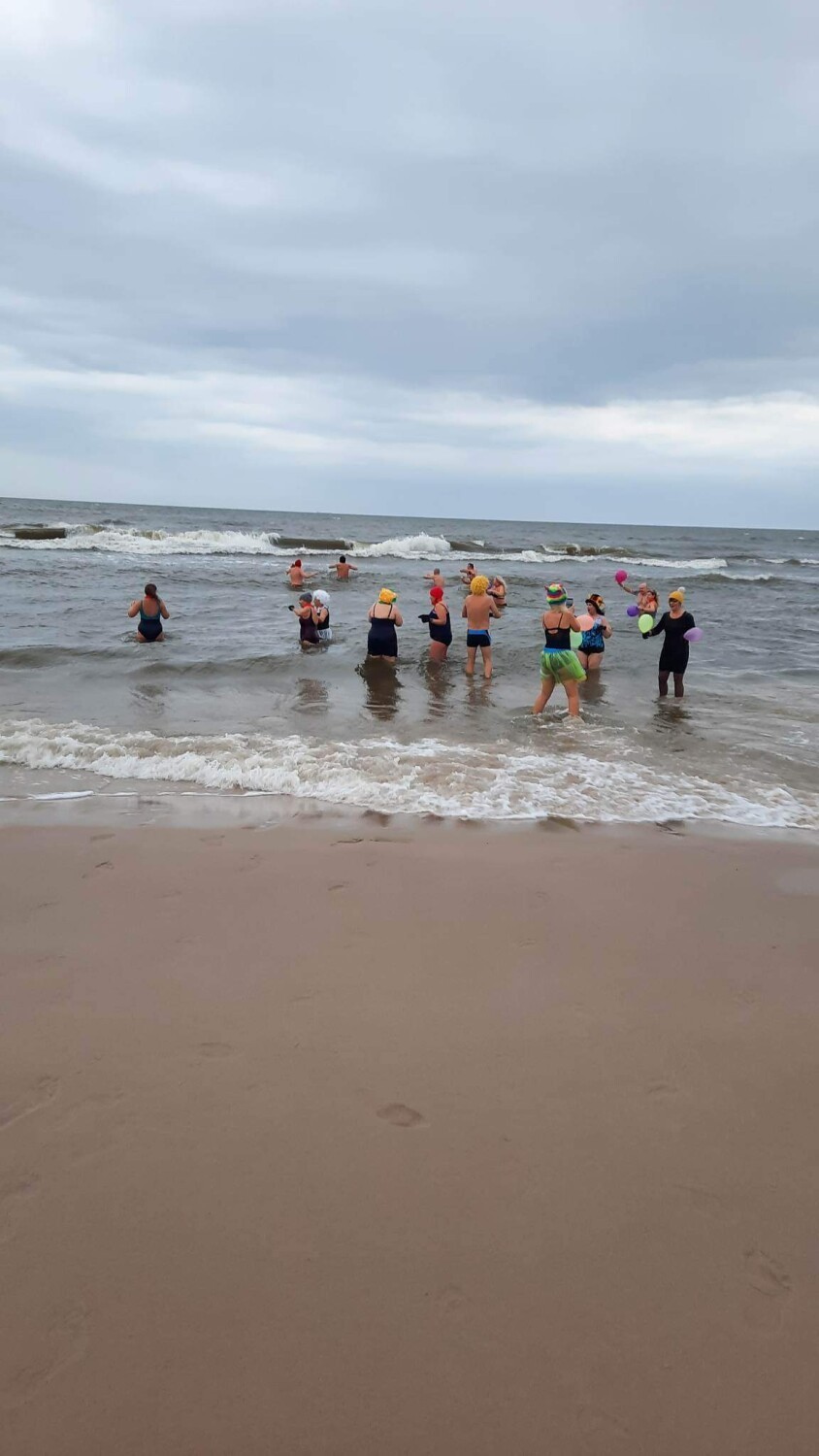 Morsy z Mors Team Lębork powitały Nowy Rok kąpielą w Bałtyku