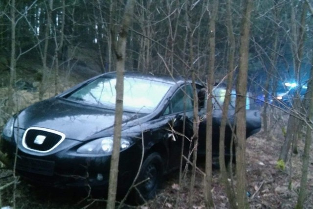 Pobicie, niezatrzymanie się do kontroli, kierowanie w stanie nietrzeźwości pomimo dożywotniego zakazu prowadzenia pojazdów – to tylko część czynów, których dopuścił się mężczyzna zatrzymany przez policjantów z Komendy Powiatowej Policji w Świebodzinie. Był on również poszukiwany do odbycia dwuletniej kary pozbawienia wolności, a pojazd, którym uciekał był kradziony. 

W sobotę, 31 kwietnia dyżurny Komendy Powiatowej Policji w Świebodzinie skierował patrol do jednej z miejscowości w gminie Świebodzin, gdzie zostało zgłoszone pobicie. Na miejscu policjanci ustalili, że nieznany mężczyzna pobił jednego z mieszkańców wioski, a następnie oddalił się czarnym pojazdem marki Seat na niemieckich tablicach rejestracyjnych. 

W trakcie sprawdzania terenu za podejrzanym policjanci dostali kolejny komunikat, gdzie pasujący do opisu pojazd był wskazany jako potencjalny kierowca pod wpływem alkoholu. 

Mundurowi błyskawicznie namierzyli pojazd pasujący do zgłoszeń, a następnie dali sygnały do zatrzymania. Kierujący pojazdem zareagował ucieczką, która jednak zakończyła się po kilkuset metrach po najechaniu na drzewo. 

53-latek próbował kontynuować ucieczkę pieszo jednakże, policjanci bardzo szybko go dogonili i zatrzymali. Funkcjonariusze wyczuli od kierującego alkohol - w organizmie miał ponad dwa promile alkoholu. Mężczyzna posiadał również dożywotni zakaz prowadzenia pojazdów mechanicznych za wcześniejsze przestępstwa drogowe w tym również prowadzenie pojazdu pod wpływem alkoholu. 

Policjanci sprawdzając auto zauważyli uszkodzoną stacyjkę. Po sprawdzeniu, seat leon o wartości 10 tysięcy złotych, w systemie policyjnym figurował jako utracony na terenie Polski. Zatrzymany mężczyzna również figurował w policyjnej bazie danych - był poszukiwany do dobycia kary dwóch lat pozbawienia wolności. 

Podczas kolejnych dni w związku z zatrzymaniem 53-latka do funkcjonariuszy spłynęły kolejne informacje, według których w trakcie odbywania dwuletniej kary pozbawienia wolności wprowadzone zostaną do wykonania kolejne ciążące na mężczyźnie wyroki za: kradzieże, włamania, przestępstwa drogowe, posiadanie narkotyków oraz rozboje poza granicami kraju. Łączny czas jaki mężczyzna spędzi w zakładzie karnym to 9 lat.

POLECAMY ODCINKI "KRYMINALNEGO CZWARTKU":


