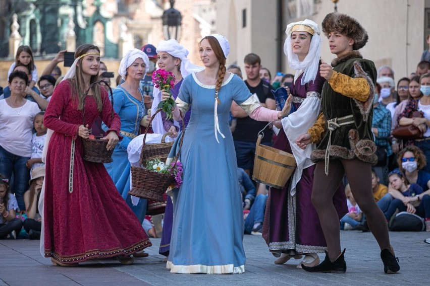 Muzyczny spektakl baletu Cracovia Danza na krakowski Rynku...