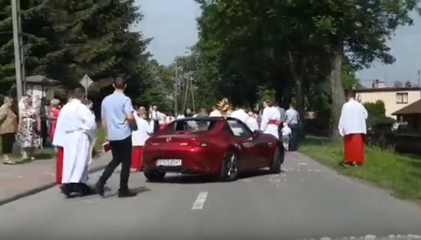 Ksiądz w kabriolecie z Najświętszym Sakramentem...