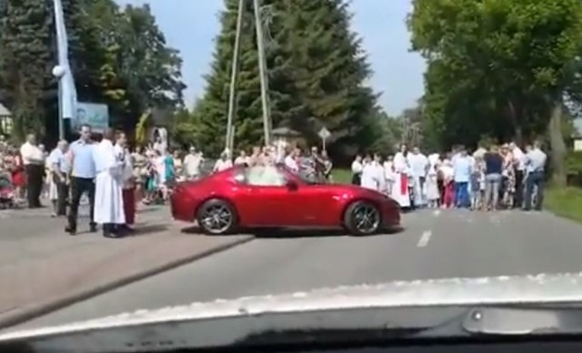 Ksiądz w kabriolecie z Najświętszym Sakramentem przewodniczył procesji Bożego Ciała w Starej Wsi pod Pszczyną. Ksiądz jechał w czerwonym kabriolecie Mazda MX-5. Do niecodziennej sytuacji doszło w parafii pod wezwaniem Świętej Jadwigi Śląskiej