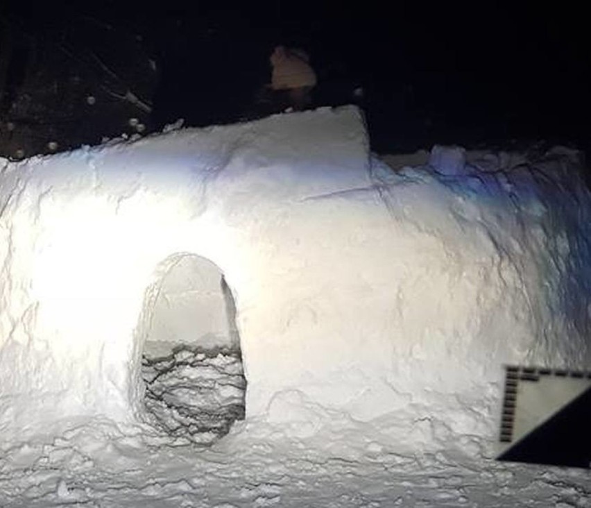 Mężczyzna buduje... igloo w górach. Dlaczego? 