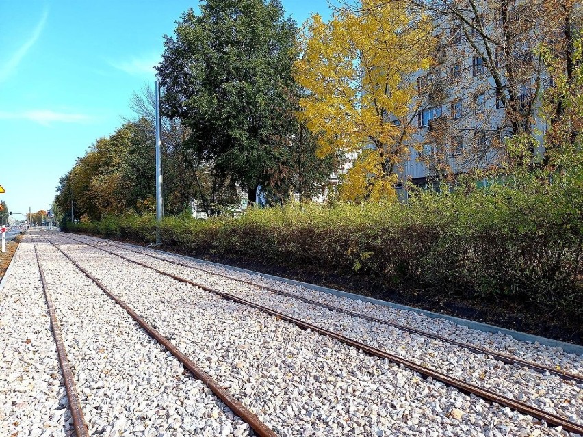 Dopiero w czerwcu do Pabianic powróci tramwaj. Co słychać na placu budowy torowiska? ZDJĘCIA