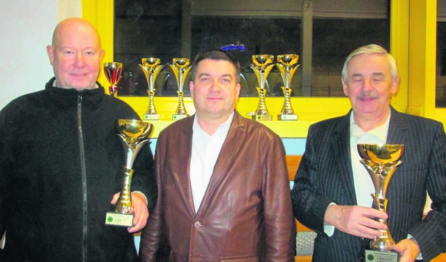Jarosław Łakomy (pierwszy z lewej) po zwycięstwie w okręgowym turnieju par pozuje do zdjęcia wraz z Adamem Błachnio, prezesem Kujawsko-Pomorskiego Związku Brydża Sportowego i Janem Nawrockim.