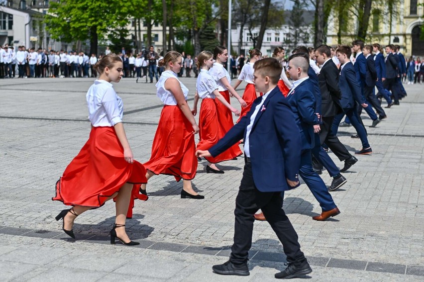 Ponad 350 uczniów zatańczyło poloneza na Placu Biegańskiego...