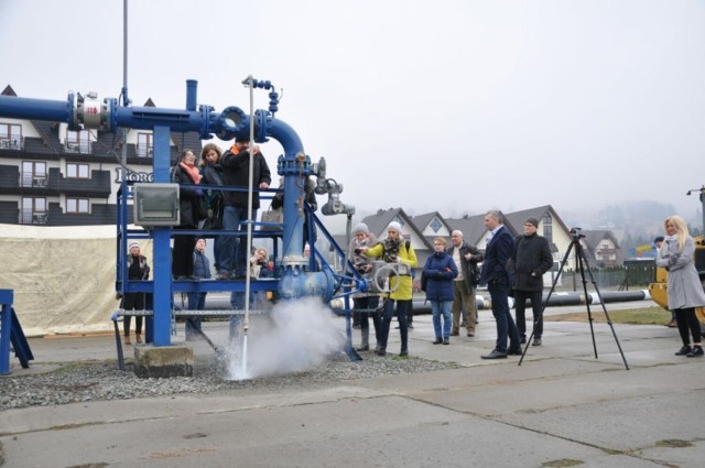 Pierwszy w Polsce odwiert geotermalny wykorzystany do ogrzewania domów mieszkalnych w wiosce Bańska Niżna na Podhalu. Wykorzystaniem lokalnych zasobów zajmuje się tam spółka Geotermia Podhalańska.