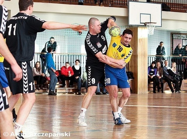 Były gracz ekstraklasowej Warmii, Szymon Hegier(AZS, NR.9) oraz Dawid Luptowski (Korona).
Fot. Artur Szczepański