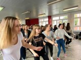 Jastrzębie-Zdrój: dziewczyny z Korfantego tańczyły na szkolnym korytarzu w akcji One Bilion Rising. ZOBACZCIE