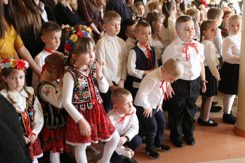 Podkrakowska szkoła dostała imię Komisji Edukacji Narodowej i sztandar. Uczniowie przygotowali historyczne widowisko