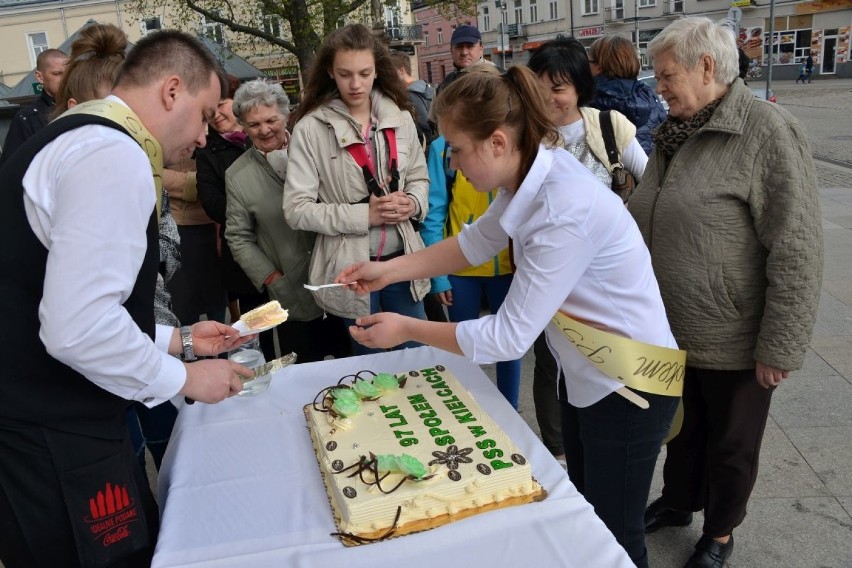 Słodkie 97 lat Społem PSS Kielce. Częstowali tortami