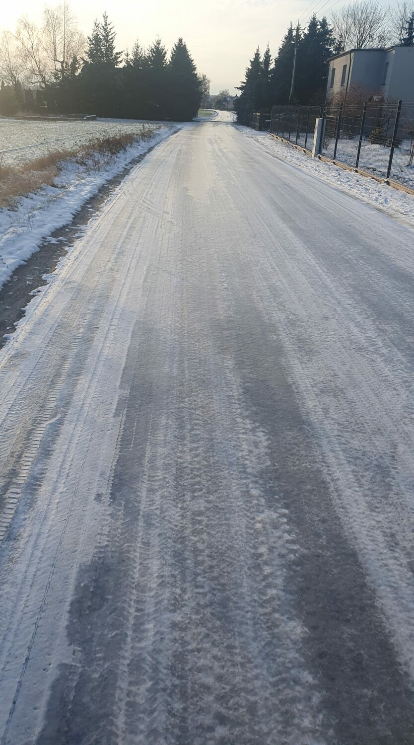 Mieszkańcy powiatu obornickiego mogą jeździć na łyżwach po drogach. Czy zima zaskoczyła zarządców dróg?
