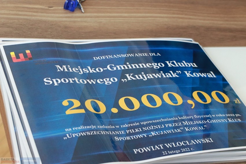 Wręczenie dotacji dla klubów sportowych powiatu...
