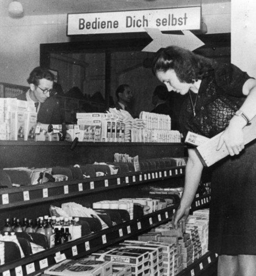 Pierwsze sklepy samoobsługowe w Europie pojawiły się w  Niemczech tuż po wojnie.