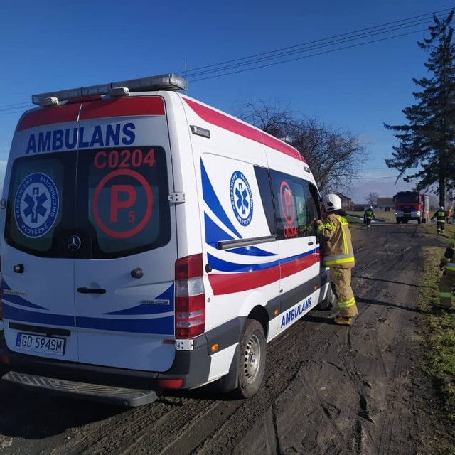 Strażacy z Łasina wyciągali karetkę, która utknęła na błotnistej drodze