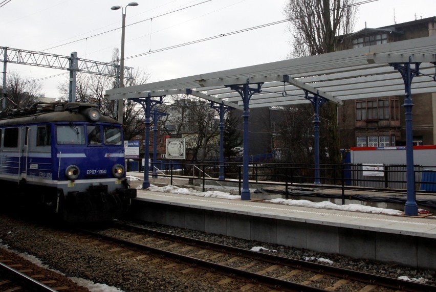 Wiata w Sopocie: Prace na peronie mają się ku końcowi [ZDJĘCIA]