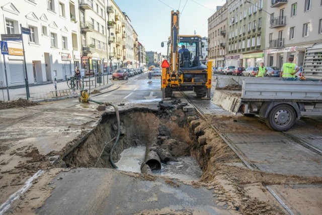 Uwaga kierowcy i pasażerowie MPK Poznań! Z powodu awarii wodociągowej na ul. Głogowskiej na wysokości Limanowskiego zamknięto tę część ulicy dla ruchu kołowego. Tramwaje czterech linii zmieniły trasy.

Czytaj o zmianach. Przejdź do kolejnego zdjęcia --->

Remont torowiska na Królowej Jadwigi:
