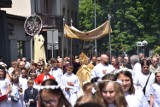 Boże Ciało 2023 w Sosnowcu. Uroczysta procesja w parafii WNMP - zobacz ZDJĘCIA. Spod bazyliki katedralnej wyruszył tłum wiernych!