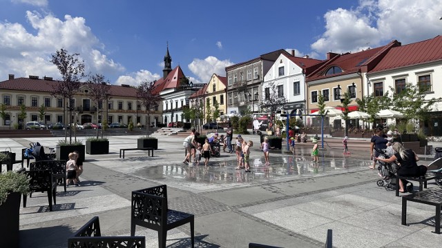 Rynek w Bochni i fontanna w jego północno-wschodnim narożniku