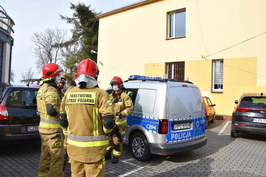 Policja i strażacy zawodowi przed I LO w Żninie. Interwencja...