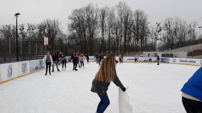 Uczniowie Zespołu Szkół w Grabkowie w gminie Kowal na lodowisku OSiR we Włocławku [zdjęcia, wideo]