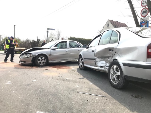 Za kierownicą opla siedział 21-letni obywatel Ukrainy. Skodą kierował 59-letni mieszkaniec Opola. Wedle wstępnych ustaleń, do zderzenia doszło, kiedy 21-latek wyprzedzał pomimo podwójnej linii ciągłej. W miejscu zderzenia samochodów były utrudnienia w ruchu, strażacy musieli zneutralizować płyny eksploatacyjne, które wyciekły na jezdnię z uszkodzonych pojazdów. W zdarzeniu uczestniczyły dwie osoby, kierowcy aut, ale na szczęści nikt nie został poszkodowany.