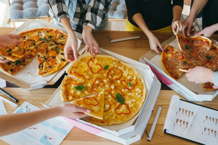 Pizza może być nie tylko pyszna, ale też zdrowa. Zobacz, w...