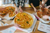 Najzdrowsza pizza. Możesz jeść ją, kiedy chcesz. Zobacz, ile kalorii ma to włoskie danie i jak zrobić je w pysznej wersji light