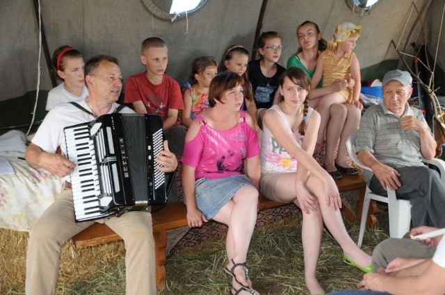 Protest w Żurawlowie wciąż trwa. Mieszkańcy układają hymn