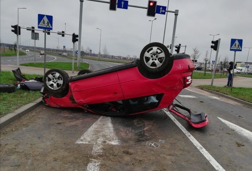 Leszno. Dachowanie na Piłsudskiego. Audi uderzyło w bariery między pasami i zatrzymało się na dachu