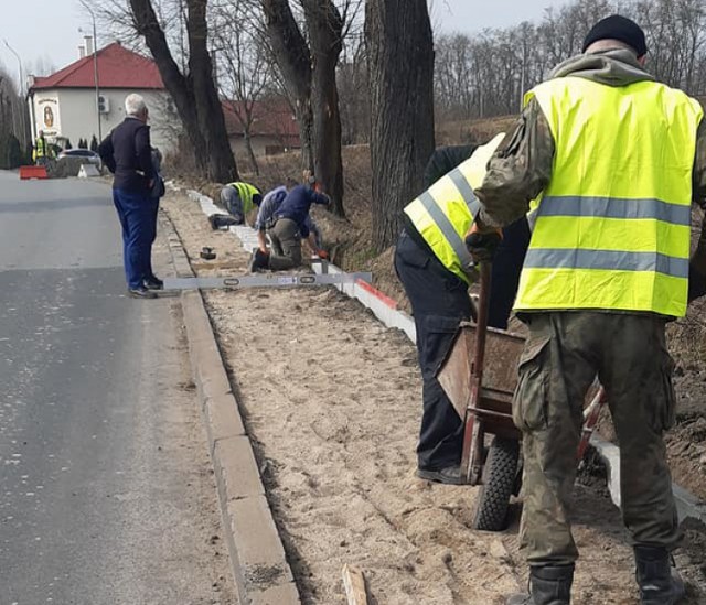 Remont chodnika w Buszkowicach w gm. Żurawica.