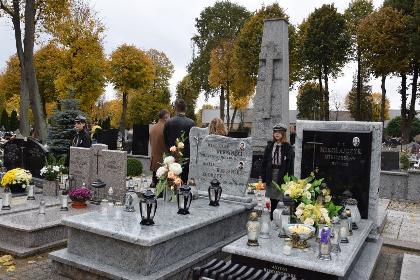 Wszystkich Świętych 2023. Spory ruch i pięknie udekorowane groby na starym cmentarzu w Zduńskiej Woli