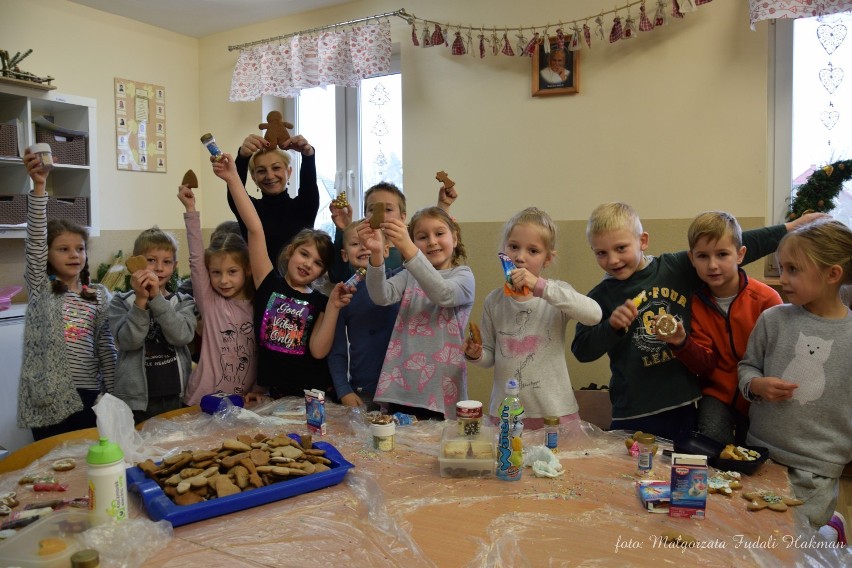 Słodkie pierniczki dla żarskich przedszkolaczków. "Katolik" upiekł 500 ciasteczek dla dzieci [ZDJĘCIA,WIDEO]