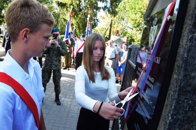 Tablica upamiętnia weterana Powstania Styczniowego Artura Dzierzbickiego