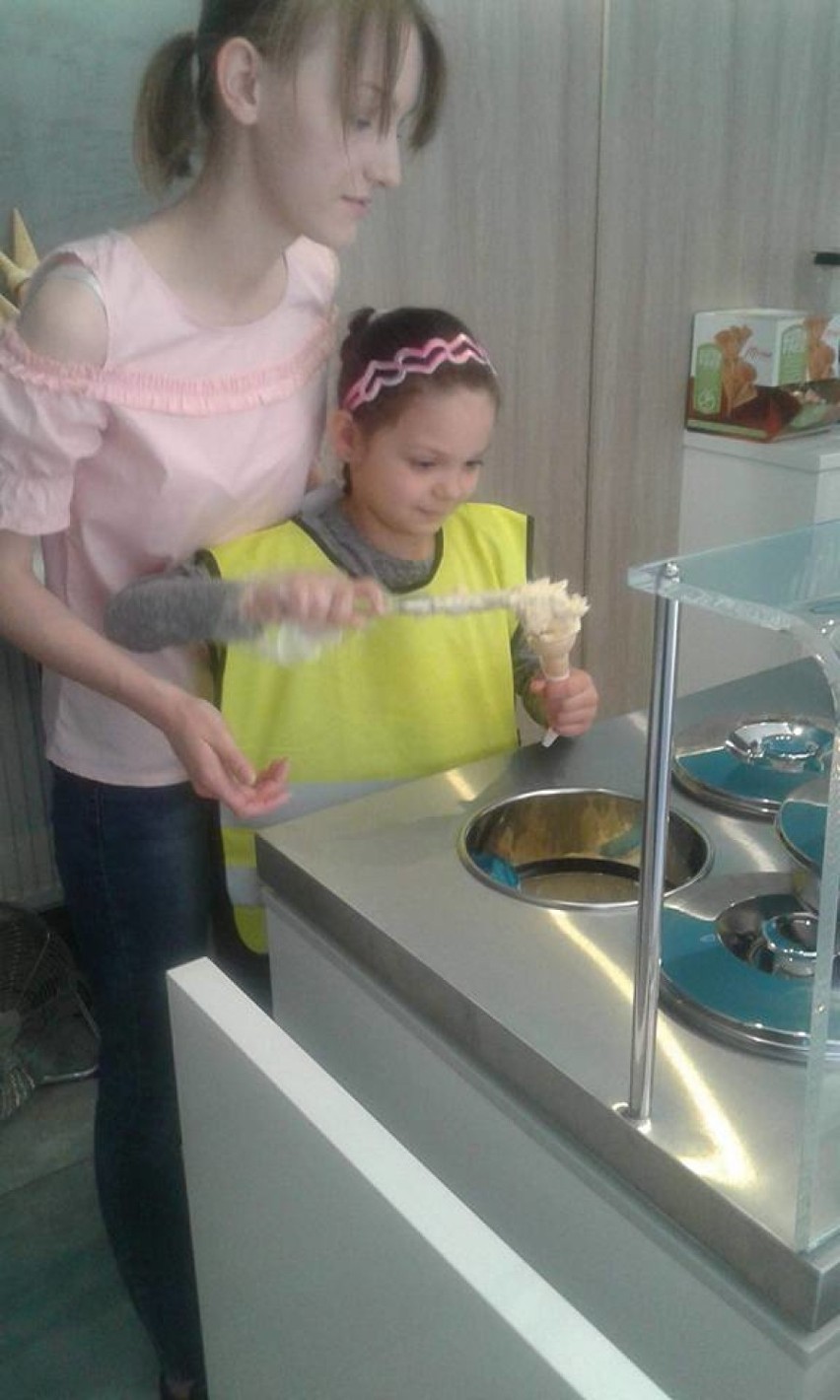 Grodzisk: Przedszkolaki odwiedziły Lodziarnię Lish, gdzie zapoznały się z tradycyjną metodą produkcji lodów [ZDJĘCIA]