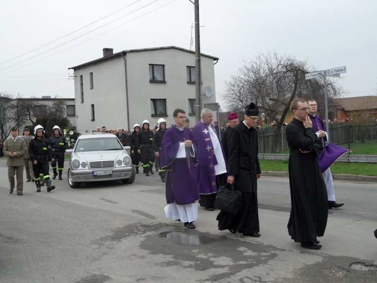 Rusinowice: Pogrzeb ks. Damiana Kominka [ZDJĘCIA]. Duszpasterza żegnały tłumy wiernych