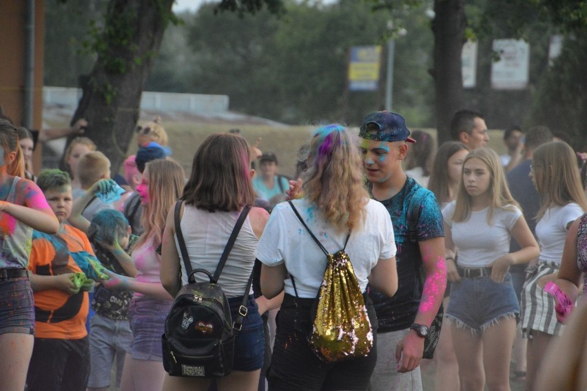 Rawicz. Setki osób na festiwalu kolorów. W niebo poleciały kolorowe proszki [ZDJĘCIA]