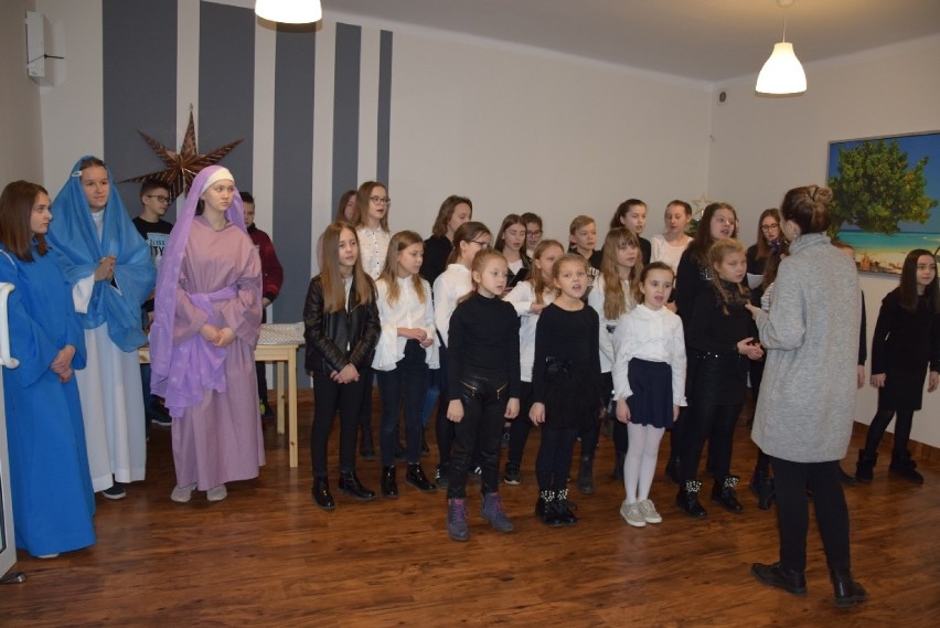 Uczniowie Szkoły Podstawowej w Liskowie odwiedzili Dom Seniora „Bursztynowe Zacisze” FOTO