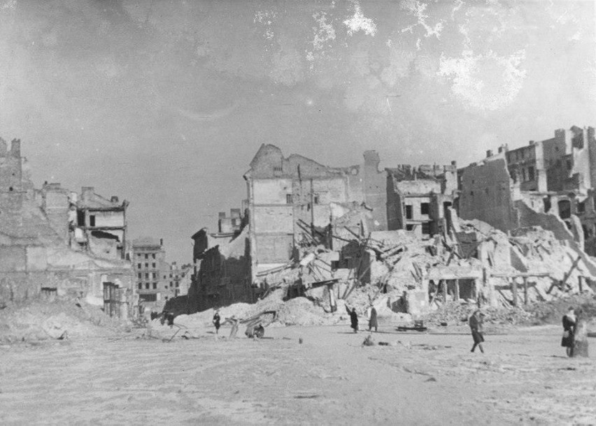 Plac Powstańców Warszawy po bombardowaniu [ZDJĘCIA]