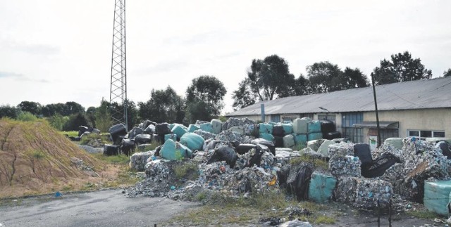 Na działkę zwieziono kilkadziesiąt ciężarówek pełnych odpadów.