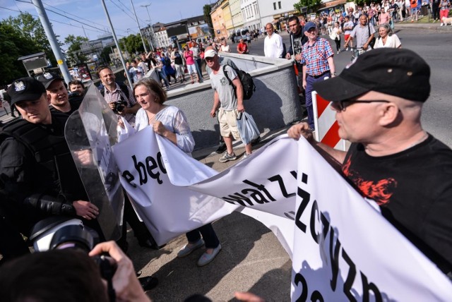26.05.2018, Gdańsk. Trójmiejski Marsz Równości przeszedł ulicami miasta - w manifestacji udział wzięło kilka tysięcy osób.
Na zdjęciu przeciwnicy marszu z Anną Kołakowską na czele