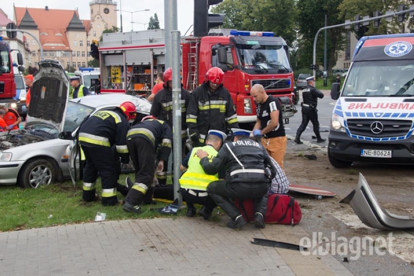 Wypadek karetki w Elblągu. Zginęła jedna osoba