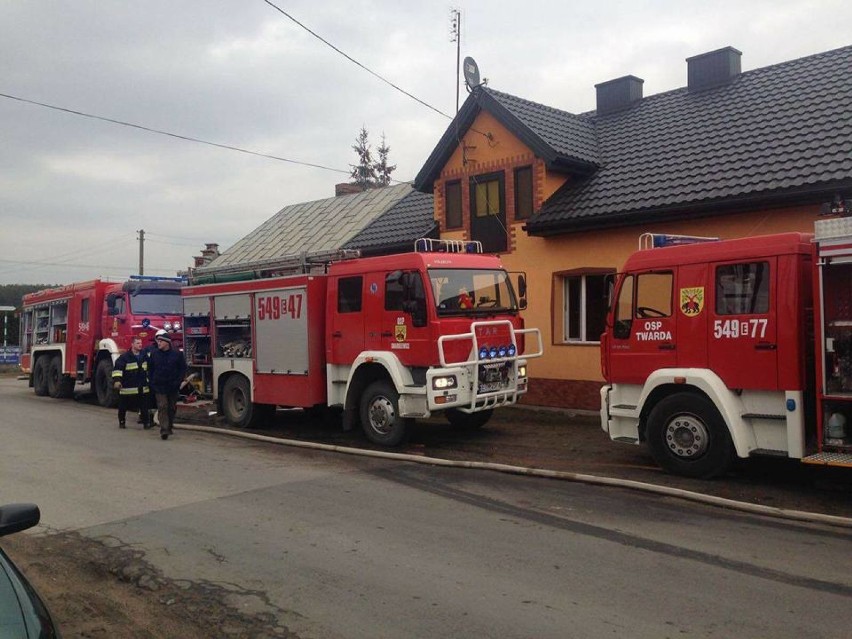 Pożar domu jednorodzinnego w Twardej koło Tomaszowa Maz. Kobieta z objawami zatrucia trafiła do szpitala [ZDJĘCIA]