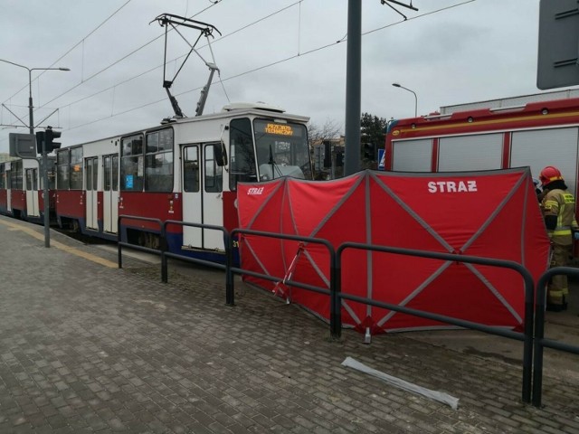 Do poważnego wypadku - śmiertelnego potrącenia pieszej przez tramwaj - doszło u zbiegu ulic Andersa i Kleeberga w Bydgoszczy. W tej okolicy są utrudnienia w ruchu