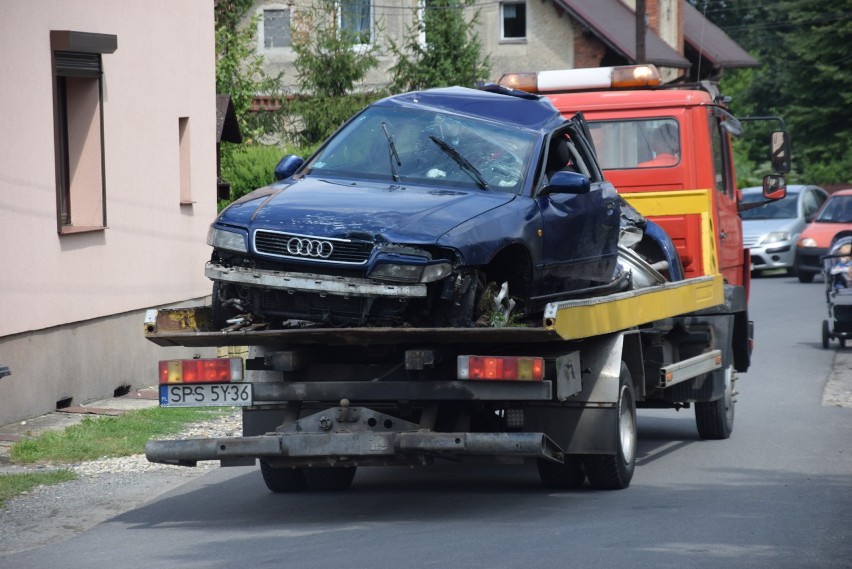 Wypadek w Piasku: Pociąg zderzył się z osobówką na przejeździe kolejowym [ZDJĘCIA]. Audi wjechało pod Pendolino.