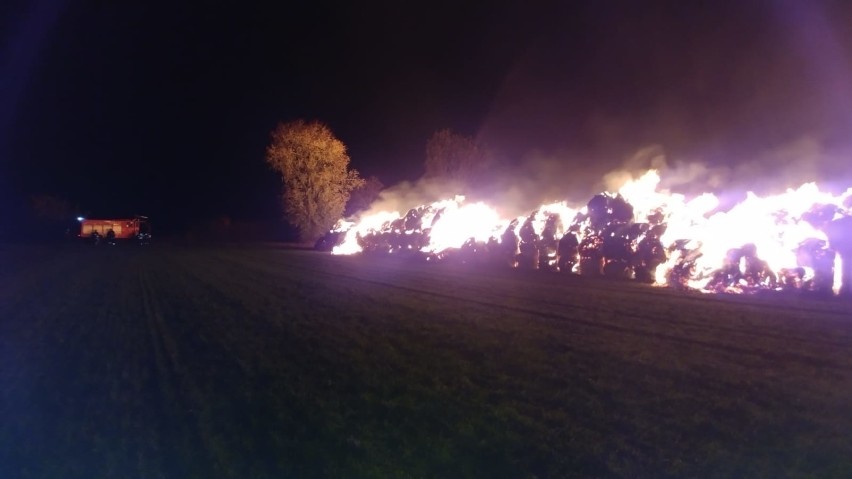 Pożar słomy w Ptaszkowicach. Akcja straży pożarnej [zdjęcia i film] 