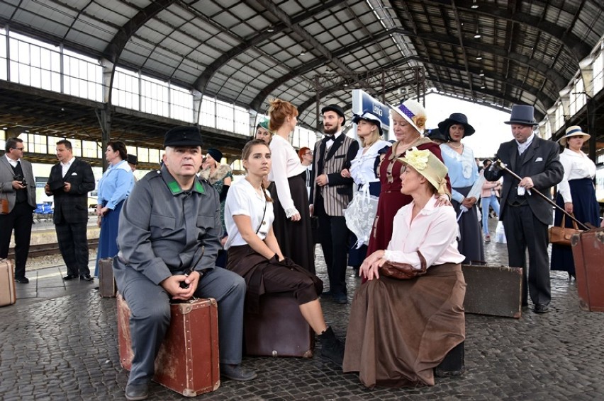 Legnica: Sesja zdjęciowa promująca 150 lat kolei w Lubinie.
