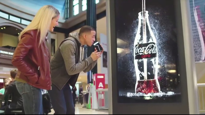 Napij się coli ze smartfona! Nietypowa kampania Coca-Coli