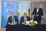 W Starostwie Powiatowym w Pleszewie podpisano umowy na dofinansowanie dróg dojazdowych do pól